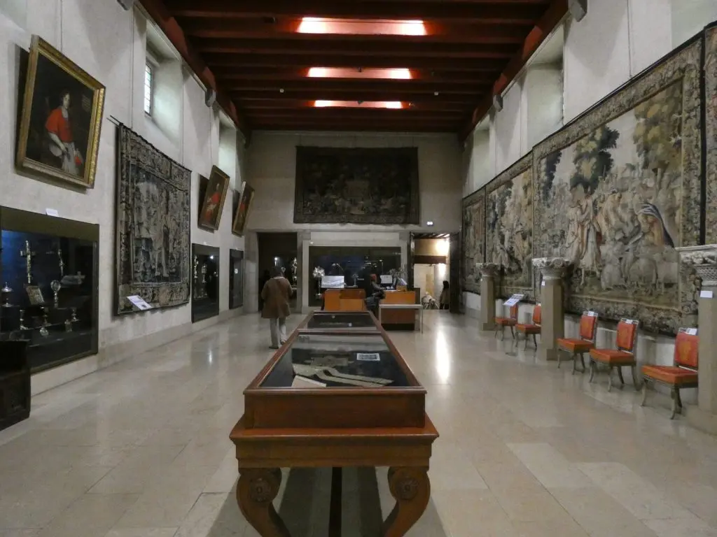 Lyon 5e - Musée du Trésor de la cathédrale Saint-Jean - Vue d'ensemble, l'entrée au fond à droite
